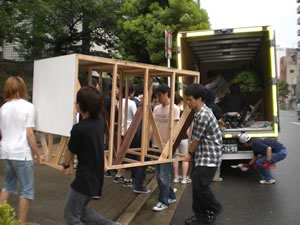 松元サービスのイベント・演劇舞台セット輸送 舞台用品のトラック輸送 2t車
